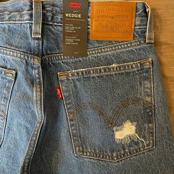 Levi’s Women’s Wedgie Fit Ankle Jeans - Picture 2 of 2